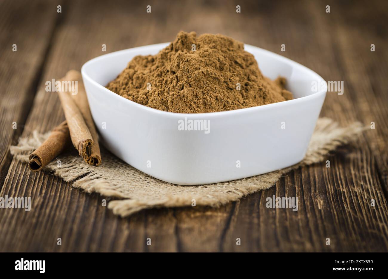 Fatta fresca cannella in polvere su un sfondo vintage (close-up shot) Foto Stock