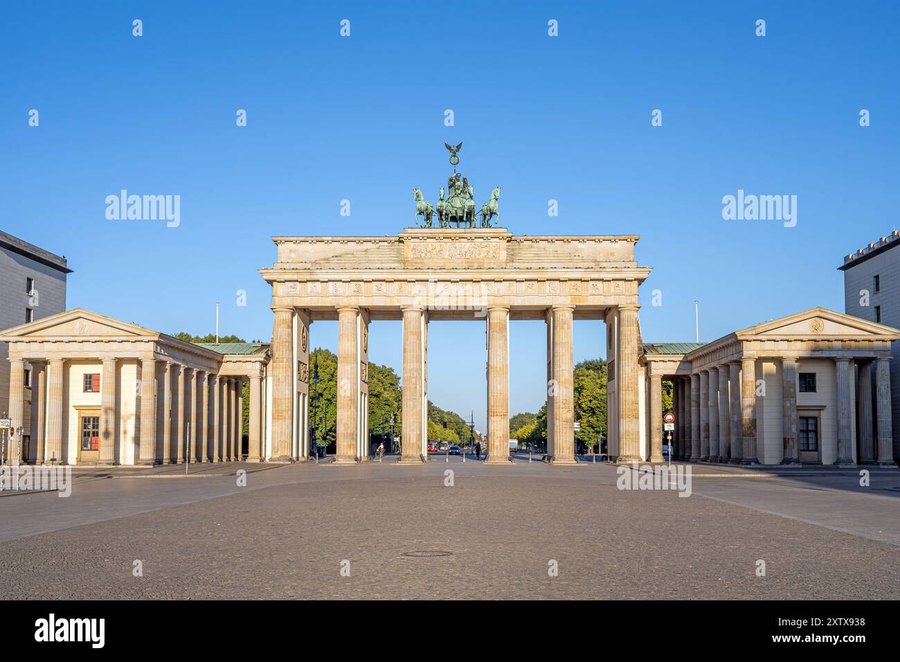 Panorama del famoso Brandenburger Tor a Berlino senza persone Foto Stock