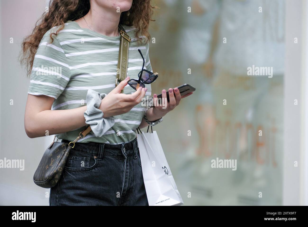 Düsseldorf 16.08.2024 Shoppingmeile Luxusshoppen Luxusmarken Louis Vuitton Schultertasche smartphone Handy Mango Sonnenbrille junge Frau Jugendliche Bürgergeld Inflation Steuererhöhung Luxussteuer Vermögenssteuer Erbschaftssteuer Steuererklärung Düsseldorf Nordrhein-Westfalen Deutschland *** Düsseldorf 16 08 2024 Shopping Mile shopping di lusso marchi di lusso Louis Vuitton Shoulder bag smartphone telefono cellulare Mango occhiali da sole giovane donna assegno giovani cittadini inflazione aumento dell'imposta di lusso imposta sul patrimonio imposta sulle successioni dichiarazione dei redditi Düsseldorf Renania settentrionale-Vestfalia Germania Foto Stock