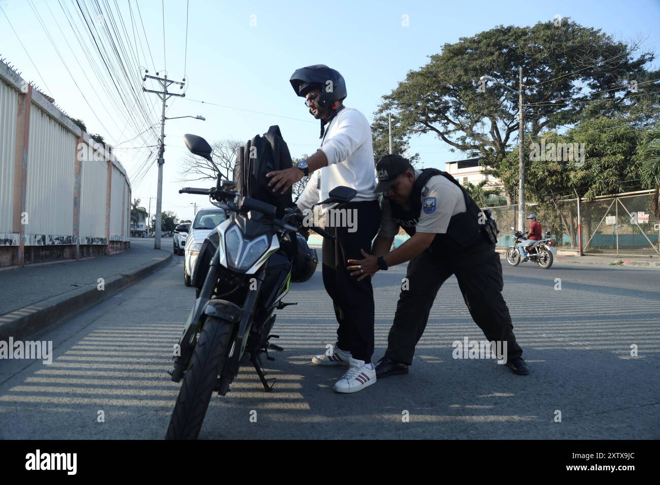 GYE OPERATIVE POLICE DURAN DURAN, venerdì 16 agosto 2024 la polizia nazionale svolge operazioni di controllo costante a Duran, il cantone con il più alto tasso di criminalità del paese e che è in fase di intervento con il sostegno delle forze Armate foto CÃ sar Munoz API Duran Guayas Ecuador CLJ GYE OPERATIVEOPOLICIADURAN 320136ff4c5e5161f76d305340c42392 Copyright: xCÃ sarxMunozx Foto Stock