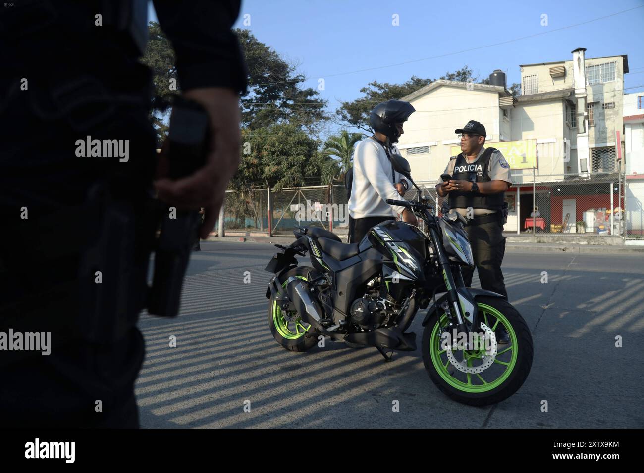 GYE OPERATIVE POLICE DURAN DURAN, venerdì 16 agosto 2024 la polizia nazionale svolge operazioni di controllo costante a Duran, il cantone con il più alto tasso di criminalità del paese e che è in fase di intervento con il sostegno delle forze Armate foto CÃ sar Munoz API Duran Guayas Ecuador CLJ GYE OPERATIVEPOLICIADURAN ed0bb4da7eec0accd09251977d3b8995 Copyright: xCÃ sarxMunozx Foto Stock
