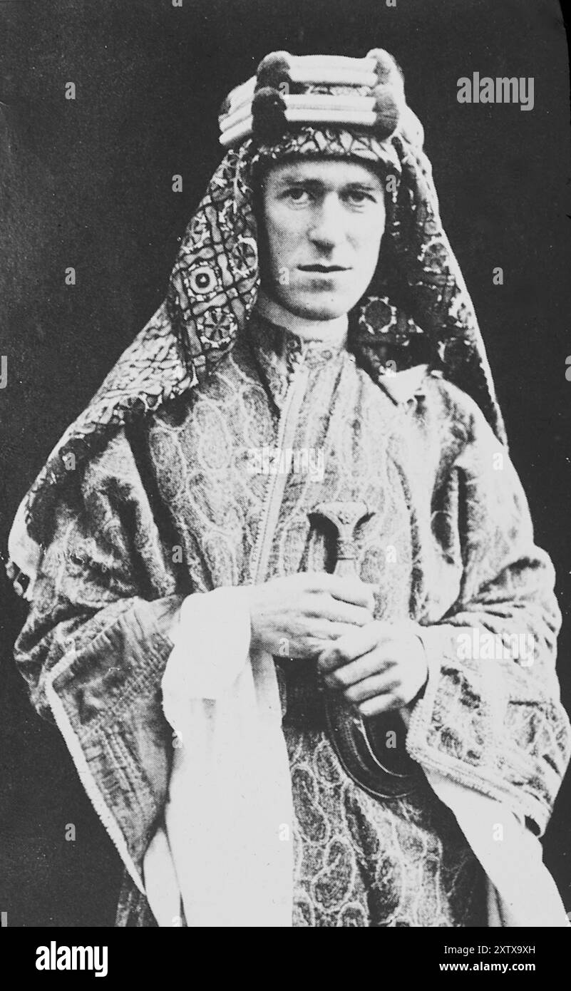 Lawrence d'Arabia - Ritratto del colonnello T. E. Lawrence in costume tradizionale Lowell Thomas - 1918 Foto Stock