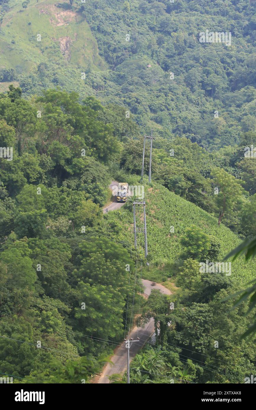 Strada nei tratti collinari di chittagong. Questa foto è stata scattata da Bandarban, Bangladesh. Foto Stock