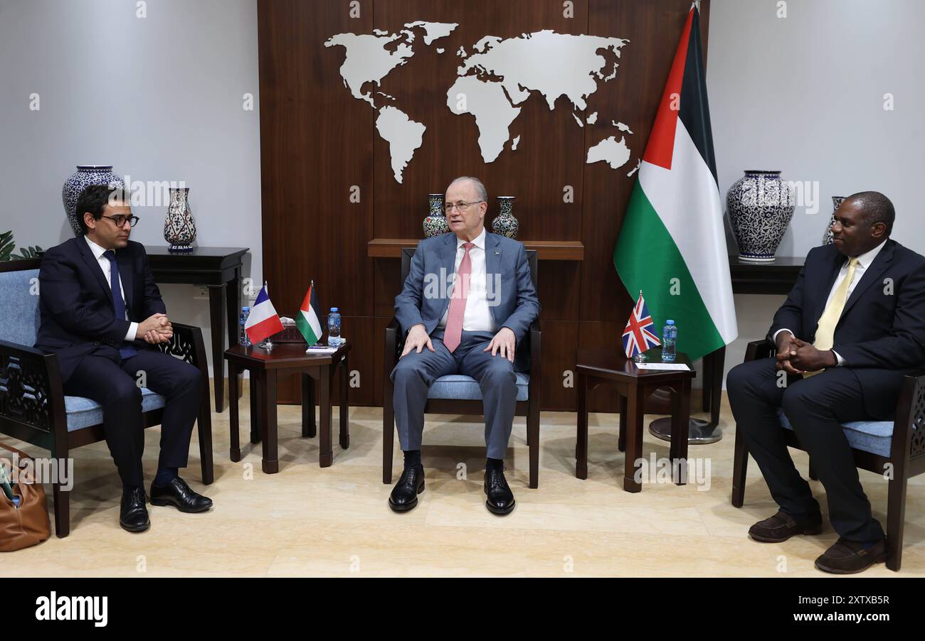 Mohammad Mustafa, primo ministro e ministro degli affari esteri e degli espatriati palestinesi, riceve il ministro degli Esteri britannico David Lamy e il ministro degli Esteri francese Stephane primo ministro palestinese e ministro degli Esteri e degli espatriati Mohammad Mustafa, riceve a Ramallah il ministro degli Esteri britannico David Lamy e il ministro degli Esteri francese Stephane le Foll, Cisgiordania, Palestina, il 16 agosto, 2024. foto del primo Ministro Ufficio apaimages Ramallah Cisgiordania territorio palestinese 160824 Ramallah MPO 001 Copyright: xapaimagesxPrimexMinisterxOfficexxapaimagesx Foto Stock