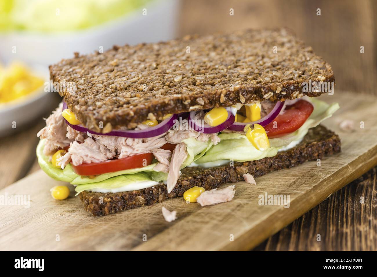 Panino al tonno appena fatto con pane integrale (focalizzazione selettiva, primo piano) Foto Stock