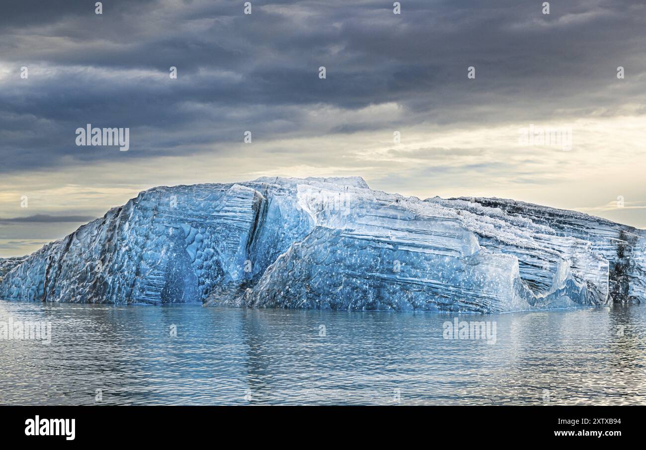 Spettacolare tramonto nella famosa Laguna del Ghiacciaio di Jokulsarlon Islanda Foto Stock
