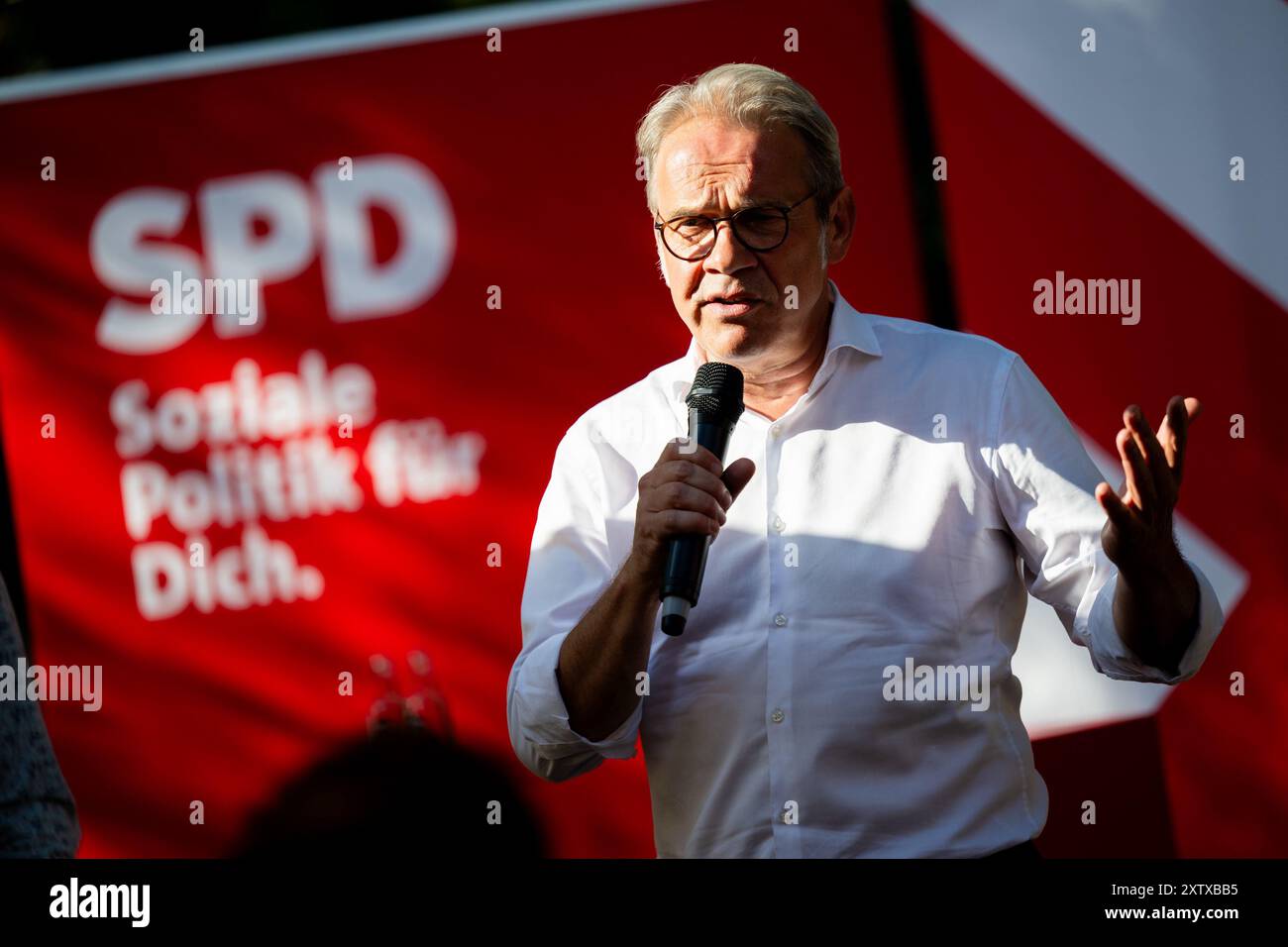 Gera, Germania. 16 agosto 2024. Il ministro degli interni e del governo locale della Turingia, candidato di alto livello e presidente di stato della SPD Turingia, Georg Maier, parla durante una campagna elettorale all'Heinrichs Eventgarten di Gera in occasione delle prossime elezioni statali in Turingia. Crediti: Jacob Schröter/dpa/Alamy Live News Foto Stock