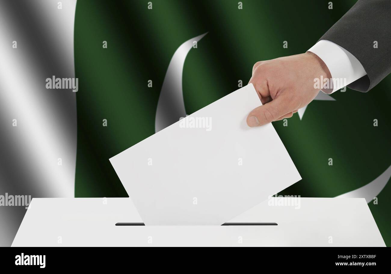 La bandiera pakistana e la mano con il bollettino sulle urne Foto Stock