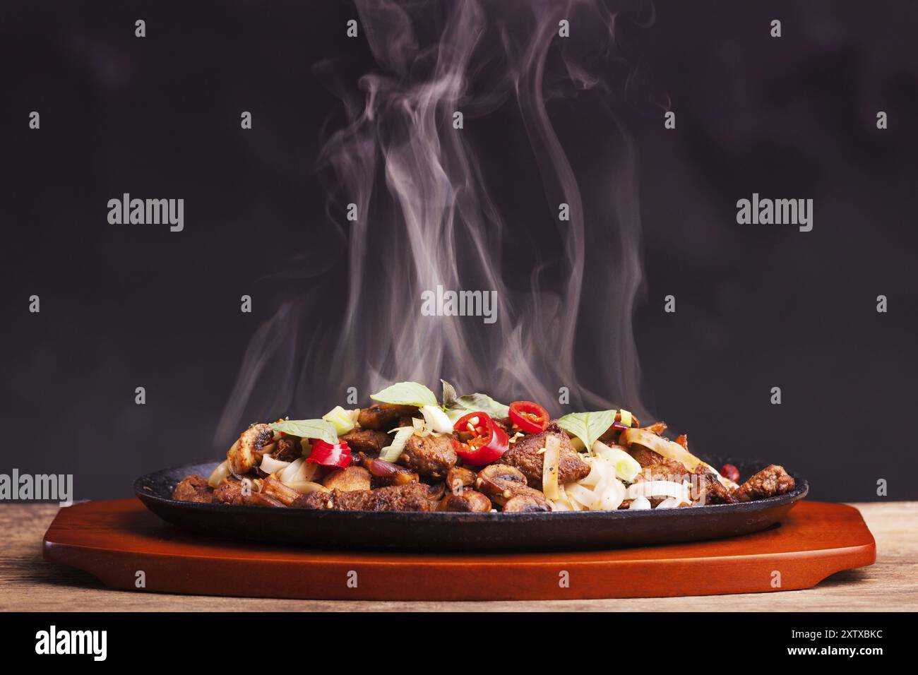 sizzler fumante con tagliatelle Foto Stock