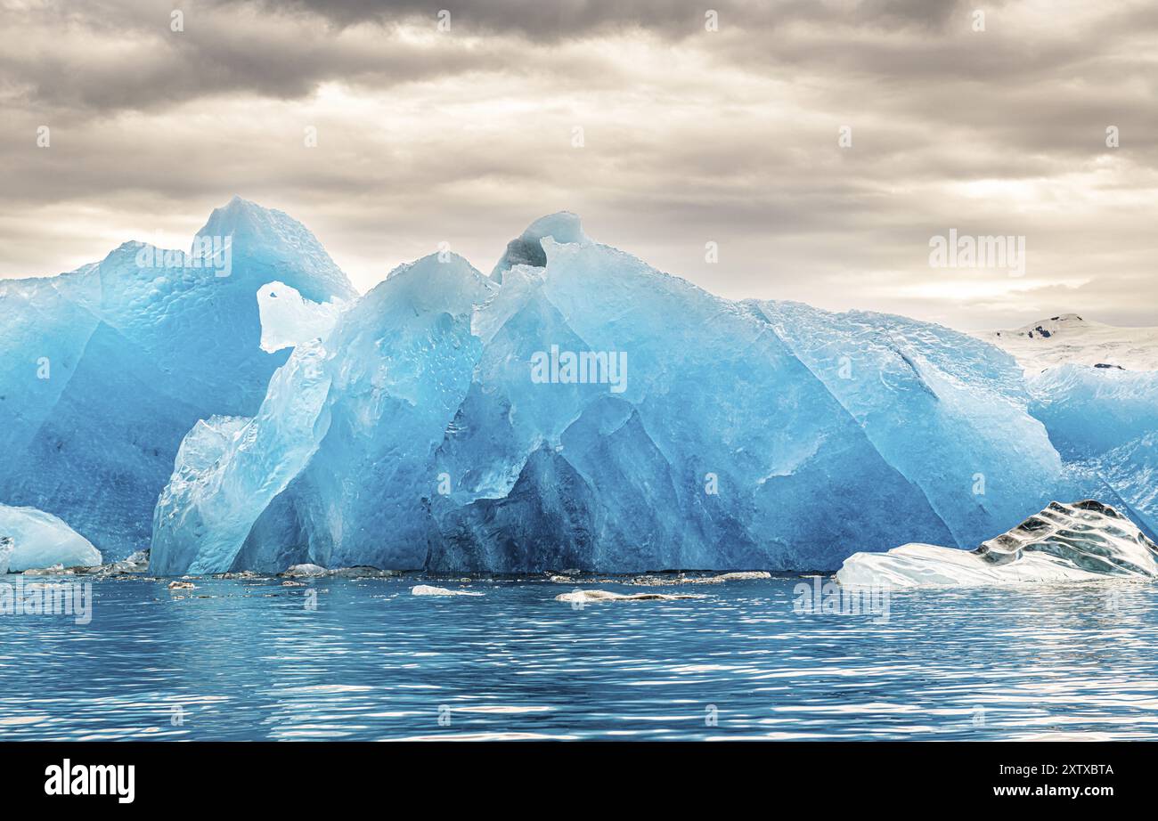 Laguna del ghiacciaio di Jokulsarlon nell'Islanda orientale durante il tramonto Foto Stock