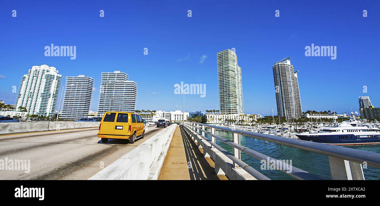 Taxi su un ponte in Miami Florida USA Foto Stock