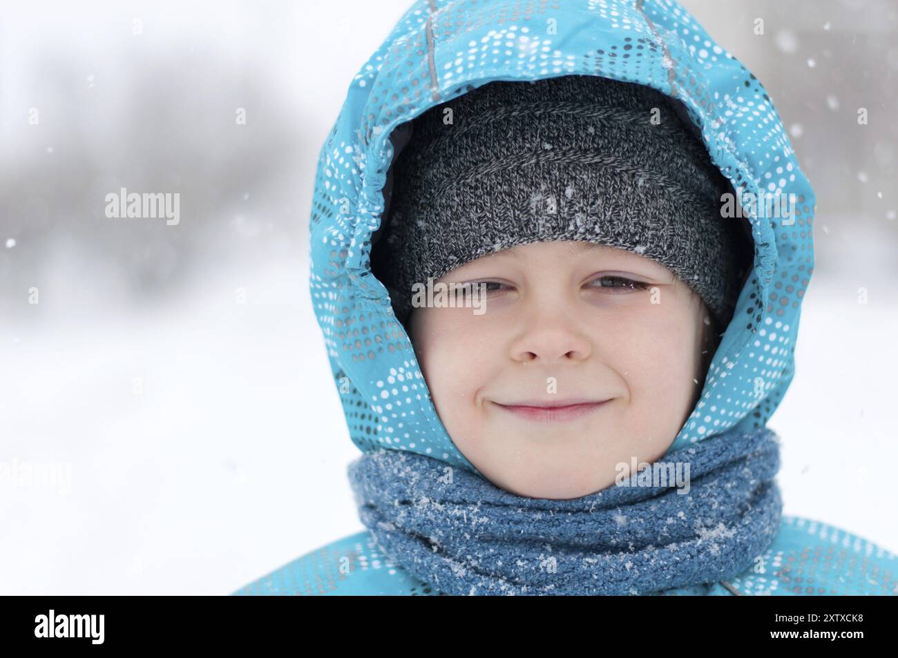 Ritratto di un ragazzo durante una tempesta di neve Foto Stock