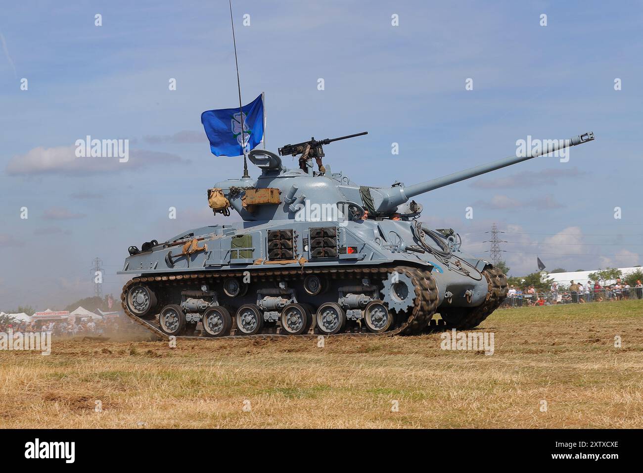 Il carro armato Sherman M50 sfilerà intorno a un'arena durante la guerra dello Yorkshire a Hunsworth, Bradford, West Yorkshire, Regno Unito Foto Stock
