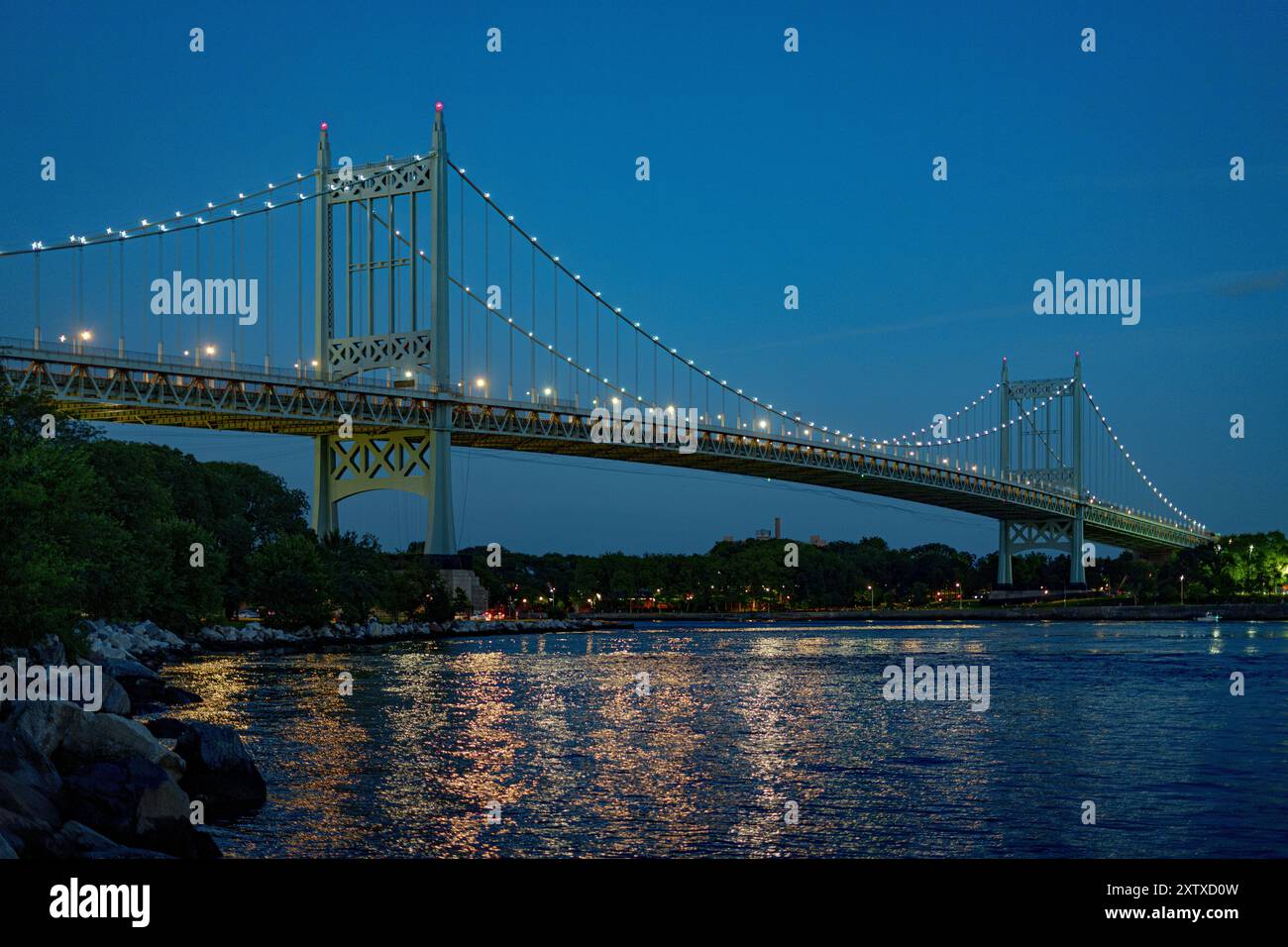 Vista notturna del Robert F. Kennedy Bridge da Randalls Island, New York Foto Stock