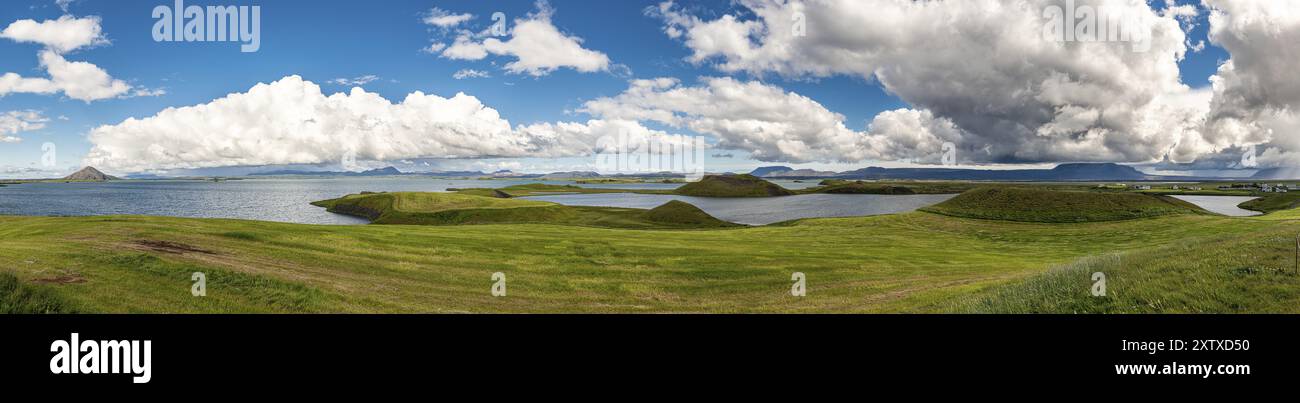 Panorama degli pseudodocrater di Myvatn nell'Islanda settentrionale Foto Stock