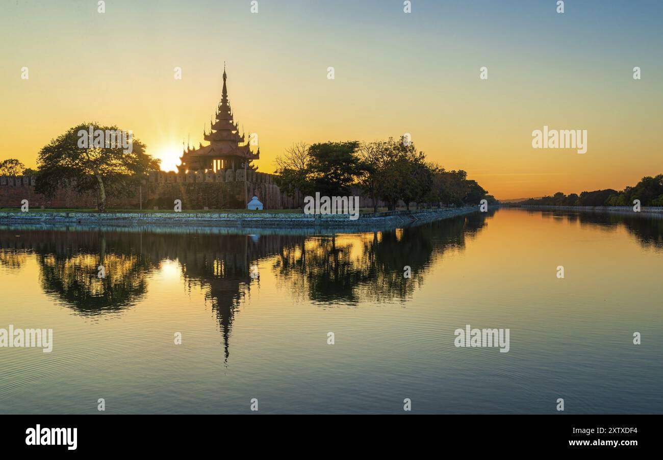 Il vecchio bastione d'angolo con una torre nella cittadella della città Vecchia. Mandalay, Myanmar, Asia Foto Stock