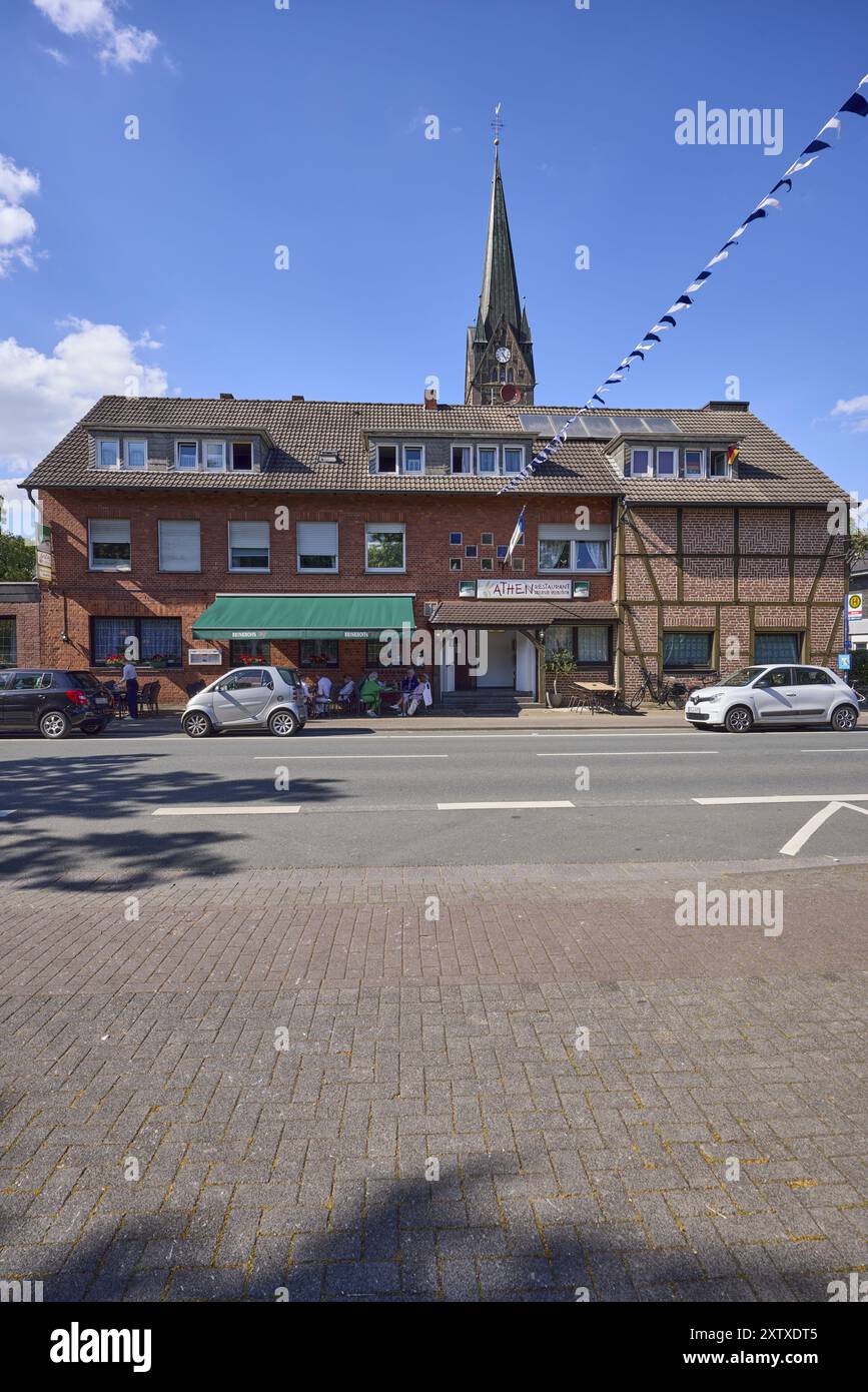 Weseler Strasse con l'edificio e la torre della chiesa di San Pankratius nel distretto di Buldern, Duelmen, Muensterland, Coesfeld, North Rhine-Westph Foto Stock