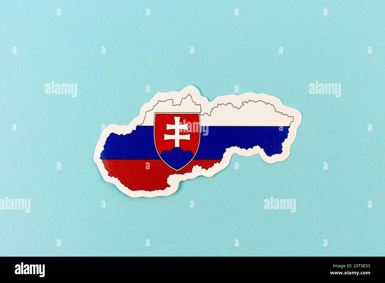 Mappa Slovacchia con colori bandiera su sfondo azzurro Foto Stock