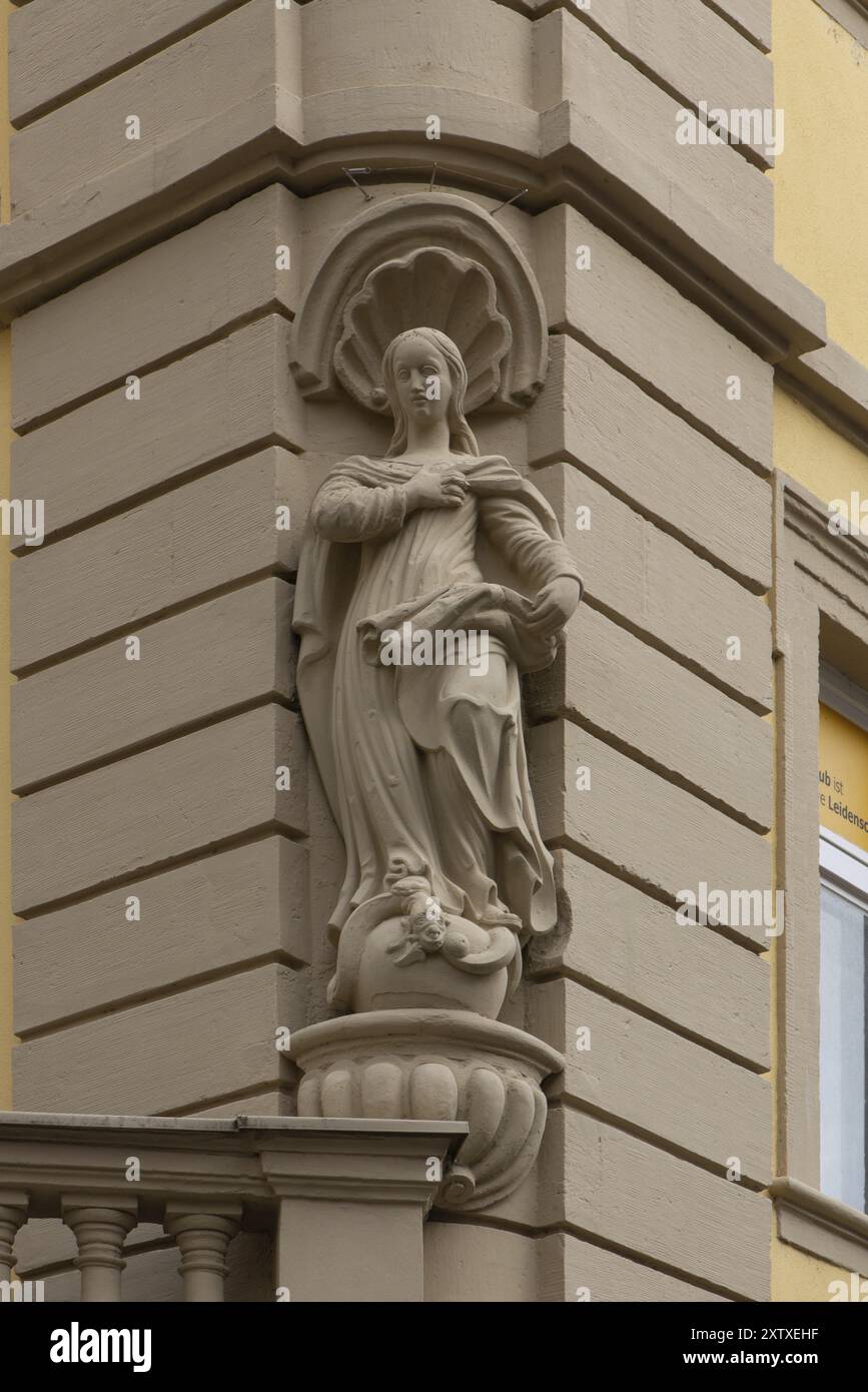 Figura di un santo in una casa d'angolo, Kitzingen, bassa Franconia, Baviera, Germania, Europa Foto Stock