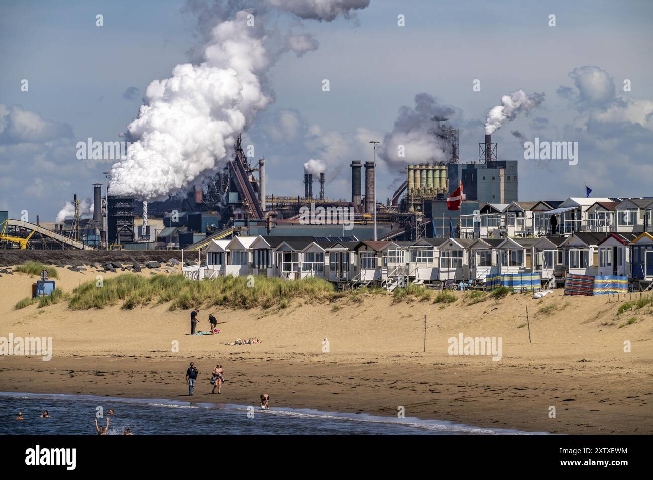 L'acciaieria Tata Steel e la fonderia a IJmuiden, Velsen, Olanda settentrionale, Paesi Bassi, la più grande area industriale dei Paesi Bassi, 2 altiforni Foto Stock