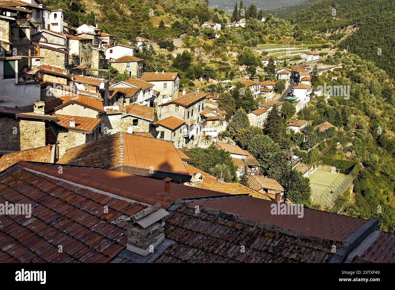 Il piccolo villaggio di montagna di Apricale nelle Alpi Liguri, Italia nord-occidentale, Apricale, Italia, Europa Foto Stock