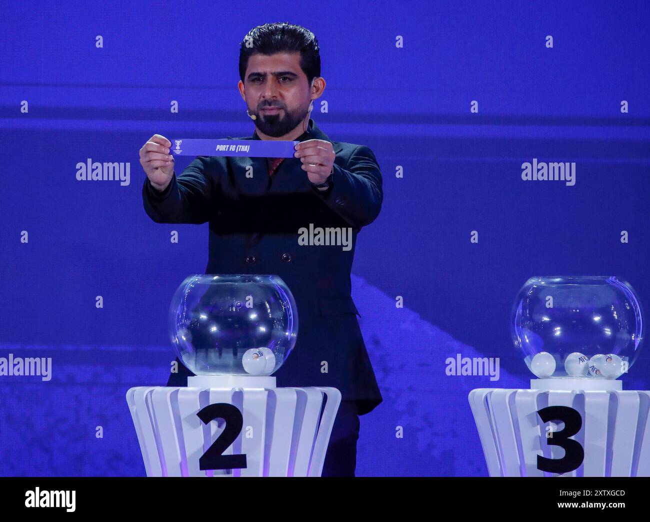 Kuala Lumpur, Malesia. 16 agosto 2024. L'ex giocatore di calcio iracheno Hammadi Ahmed mette in palio il sorteggio per il Port FC della Thailandia durante il sorteggio ufficiale della AFC Champions League Two 2024/25 nella fase a gironi dell'Intercontinental Hotel di Kuala Lumpur. Credito: SOPA Images Limited/Alamy Live News Foto Stock