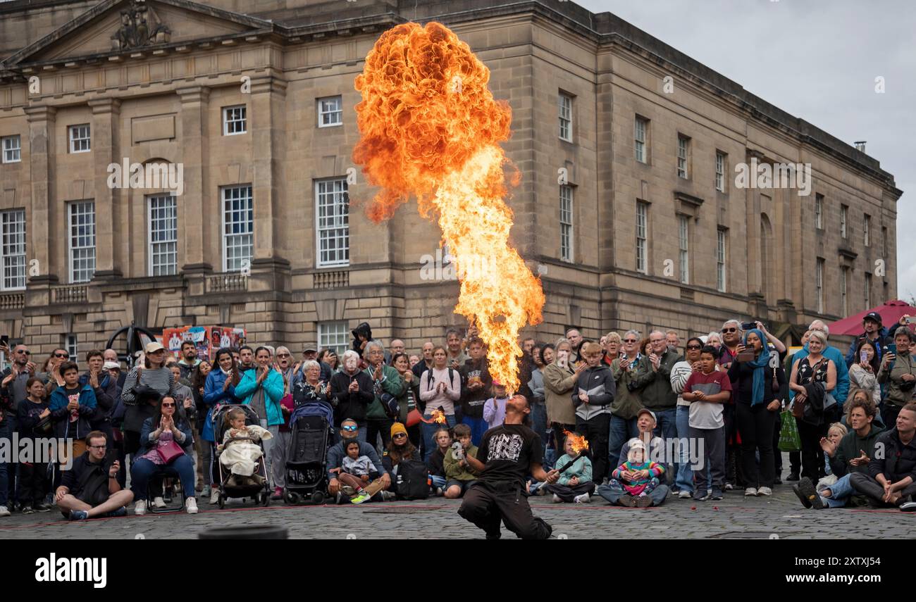 Edinburgh Festival Fringe, Royal Mile, Edimburgo, Scozia Regno Unito. 16 agosto 2024. Non troppo affollato per il terzo venerdì del Fringe, ma gli artisti di strada sono comunque riusciti a attirare un pubblico decente in questa giornata di sole. Nella foto: Chinnen dal Giappone riscalda le cose in Parliament Square. Credito: Arch White/alamy notizie dal vivo. Foto Stock