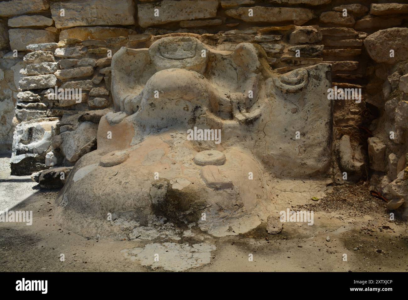 X'cambo, resti di un mascaron. Sito arcaeologico Maya sulla costa dello Yucatan. Foto Stock