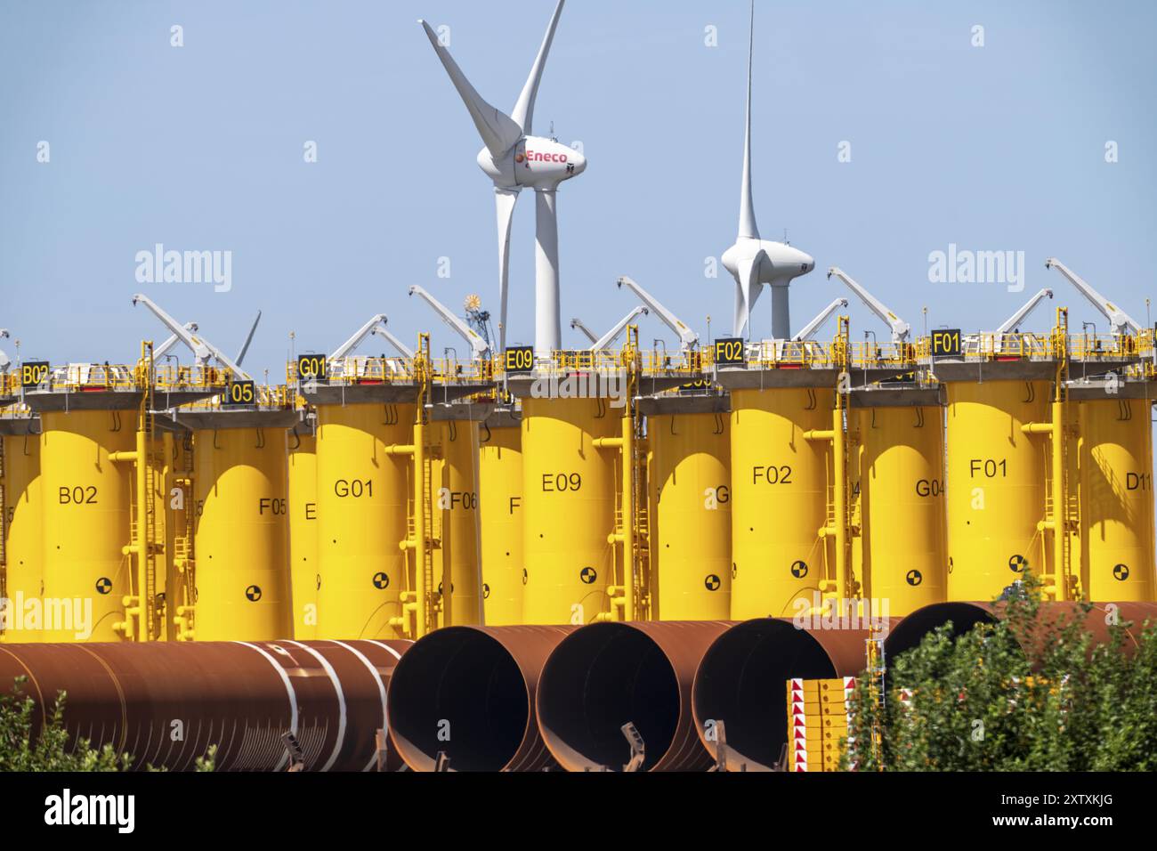 Centro di trasbordo per turbine eoliche offshore, trasportate qui dal produttore e poi spedite con navi speciali alla costruzione Foto Stock Centro di trasbordo per turbine eoliche offshore, trasportate qui dal produttore e poi spedite con navi speciali alla costruzione Foto Stock