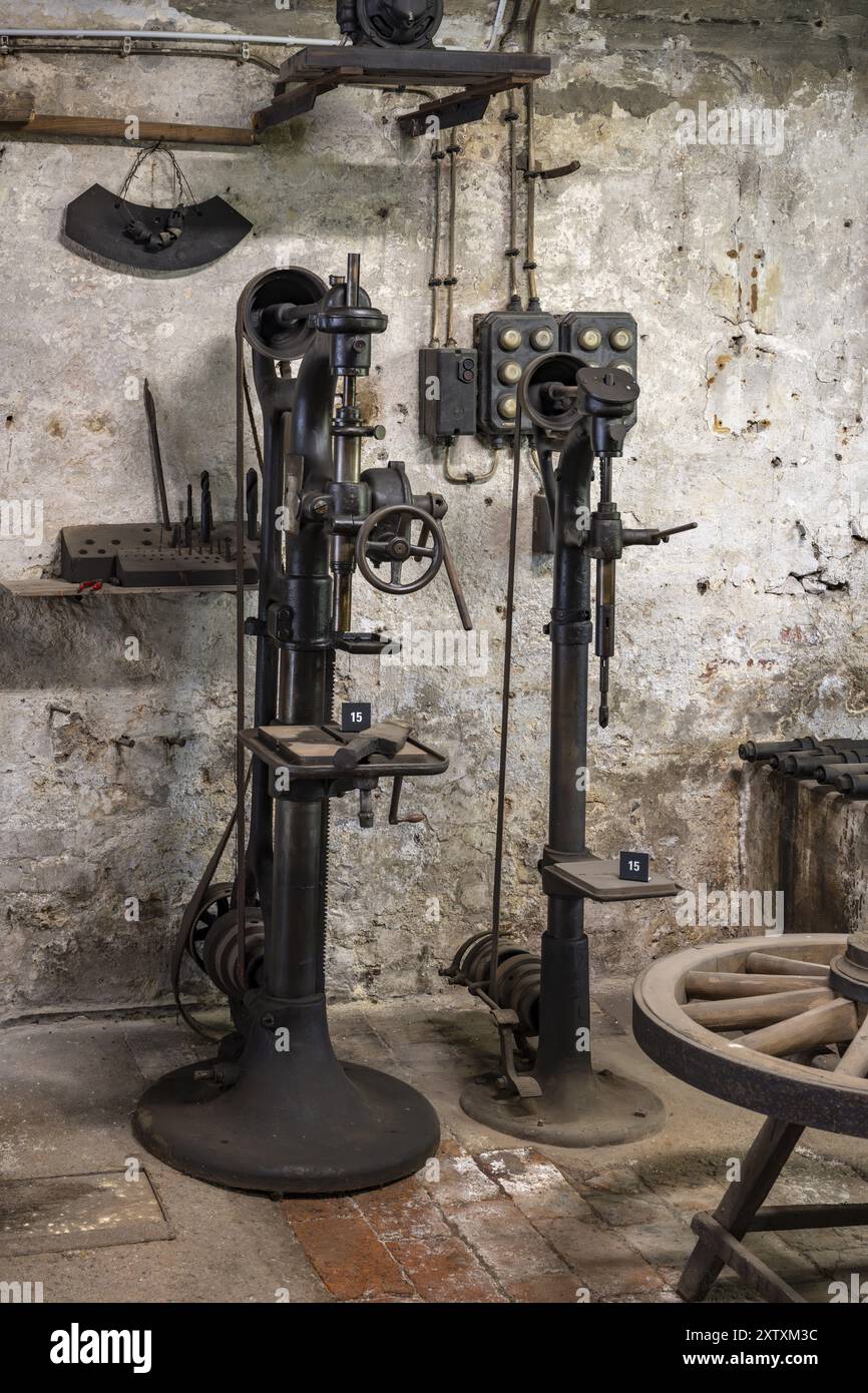 Vecchie macchine di perforazione stazionarie in una fucina storica, laboratorio con museo, castello di Salem, ex abbazia imperiale, ex monastero cistercense o. Foto Stock