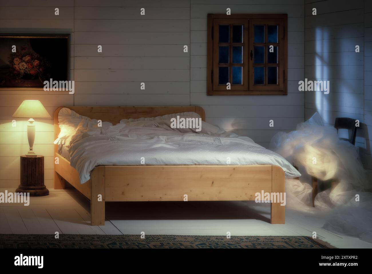 Camera rustica con biancheria bianca, accenti in legno e luce naturale soffusa. Un ambiente interno tranquillo che evoca calore, calma ed eleganza minimalista. Foto Stock