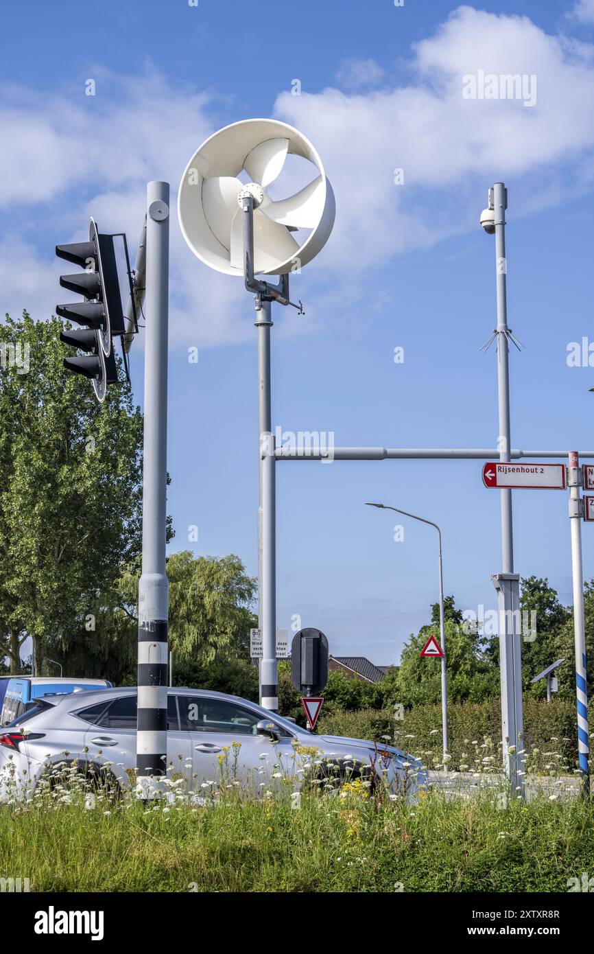 Una mini centrale eolica nella piccola città olandese di Haarlemmermeer fornisce i semafori a un incrocio stradale con l'elettricità, impianto di prova a te Foto Stock