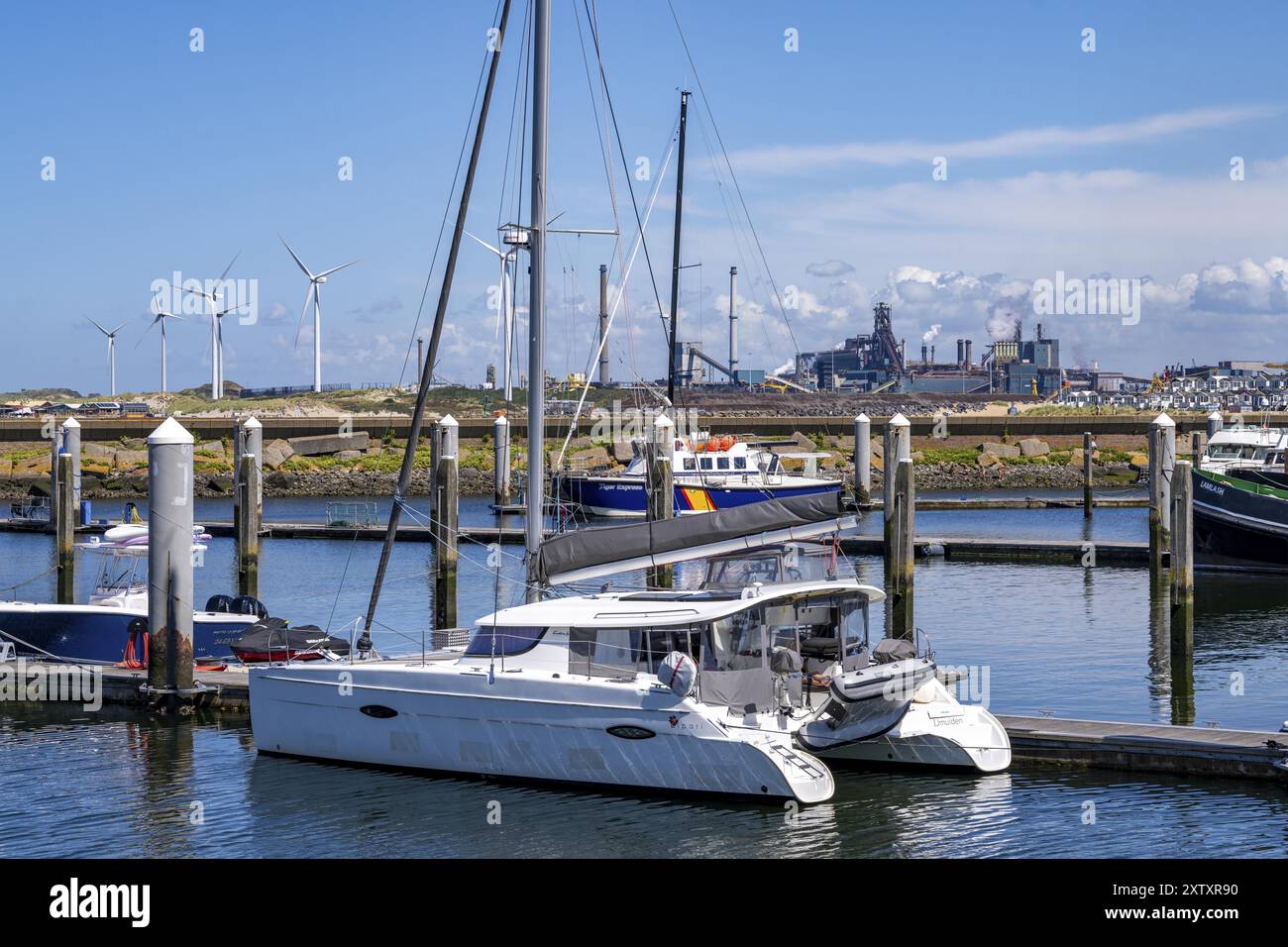 Porto marittimo Marina IJmuiden, porticciolo, barche a vela, yacht, dietro l'acciaio Tata Steel e fonderia a IJmuiden, Velsen, Olanda settentrionale, Paesi Bassi Foto Stock
