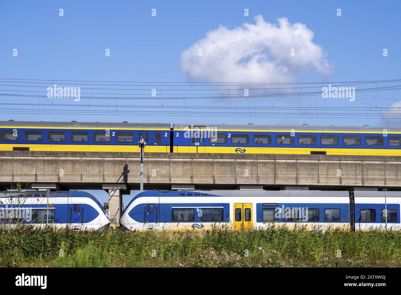 Treni della ferrovia olandese, NS, Nederlandse Spoorwegen N.V., su binario a due piani, sotto il treno locale Sprinter Light Train, sopra Intercity Direct Foto Stock