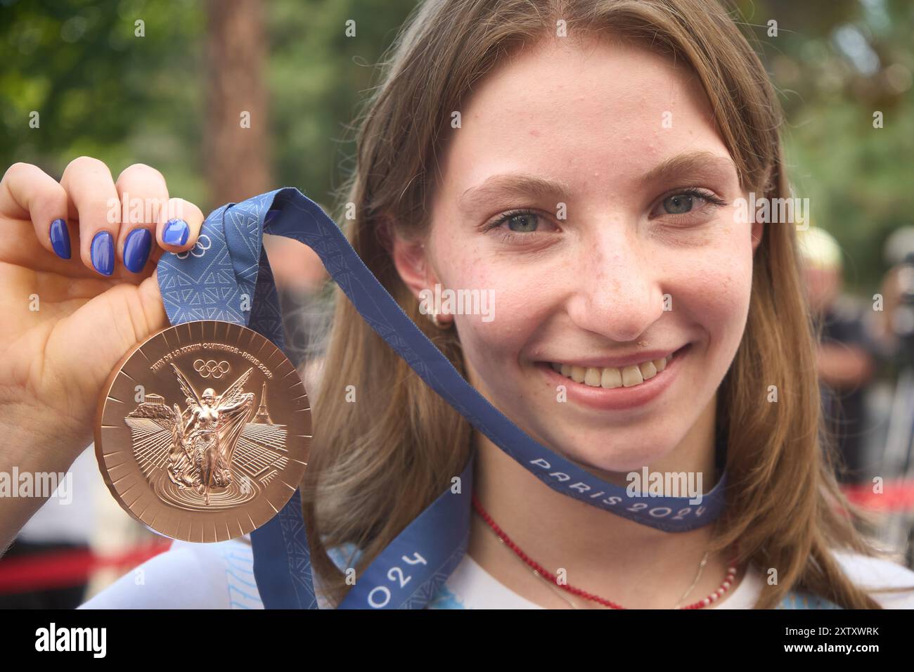 Bucarest, Romania. 16 agosto 2024: La ginnasta rumena Ana Maria Barbosu posa con la sua medaglia di bronzo olimpica vinta nell'evento di pavimento, al termine di una cerimonia, a Bucarest. Barbosu ha ricevuto la medaglia poche settimane dopo essere stata superata dall'americana Jordan Chiles, che ha ricevuto la medaglia al suo posto dopo un appello che ha vinto all'epoca, ma che è stato contestato dal Comitato olimpico rumeno presso la Corte di arbitrato per lo sport (CAS), la quale ha stabilito che Jordan Chiles ha presentato ricorso al di fuori del tempo previsto dal regolamento e che quindi Barbosu diventa il detentore della medaglia di bronzo nell'esercizio Foto Stock