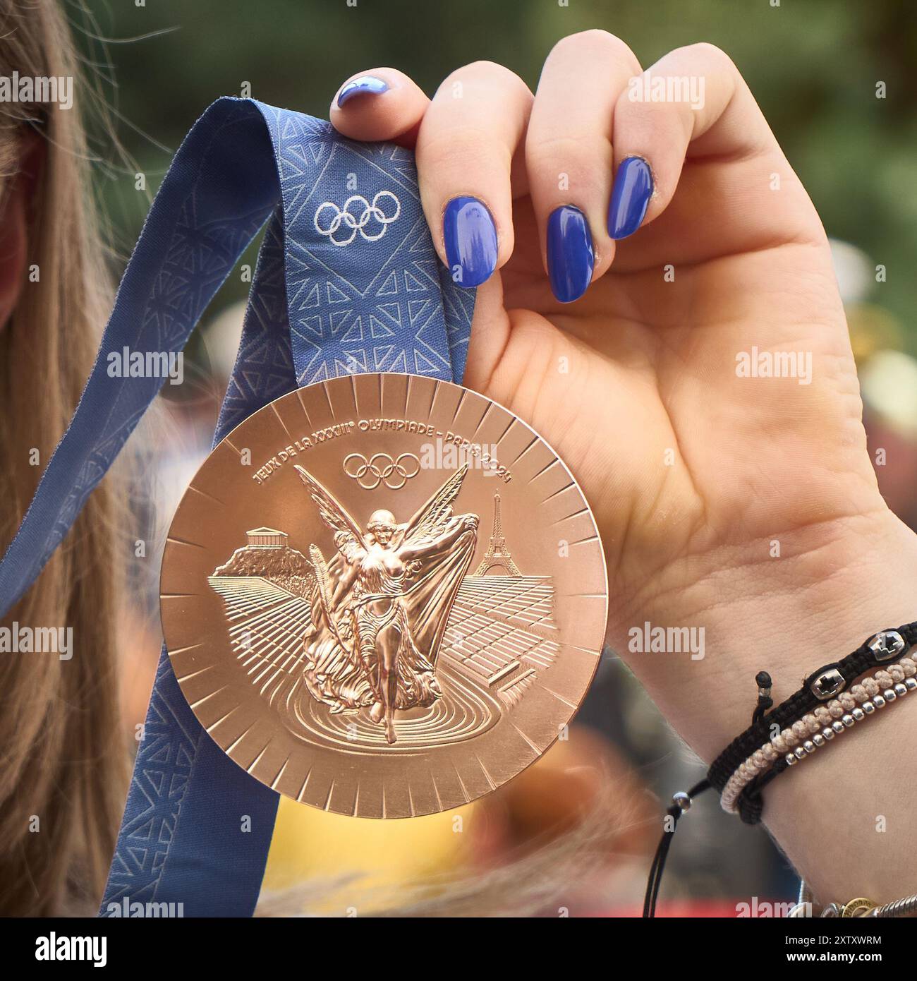 Bucarest, Romania. 16 agosto 2024: La ginnasta rumena Ana Maria Barbosu posa con la sua medaglia di bronzo olimpica vinta nell'evento di pavimento, al termine di una cerimonia, a Bucarest. Barbosu ha ricevuto la medaglia poche settimane dopo essere stata superata dall'americana Jordan Chiles, che ha ricevuto la medaglia al suo posto dopo un appello che ha vinto all'epoca, ma che è stato contestato dal Comitato olimpico rumeno presso la Corte di arbitrato per lo sport (CAS), la quale ha stabilito che Jordan Chiles ha presentato ricorso al di fuori del tempo previsto dal regolamento e che quindi Barbosu diventa il detentore della medaglia di bronzo nell'esercizio Foto Stock