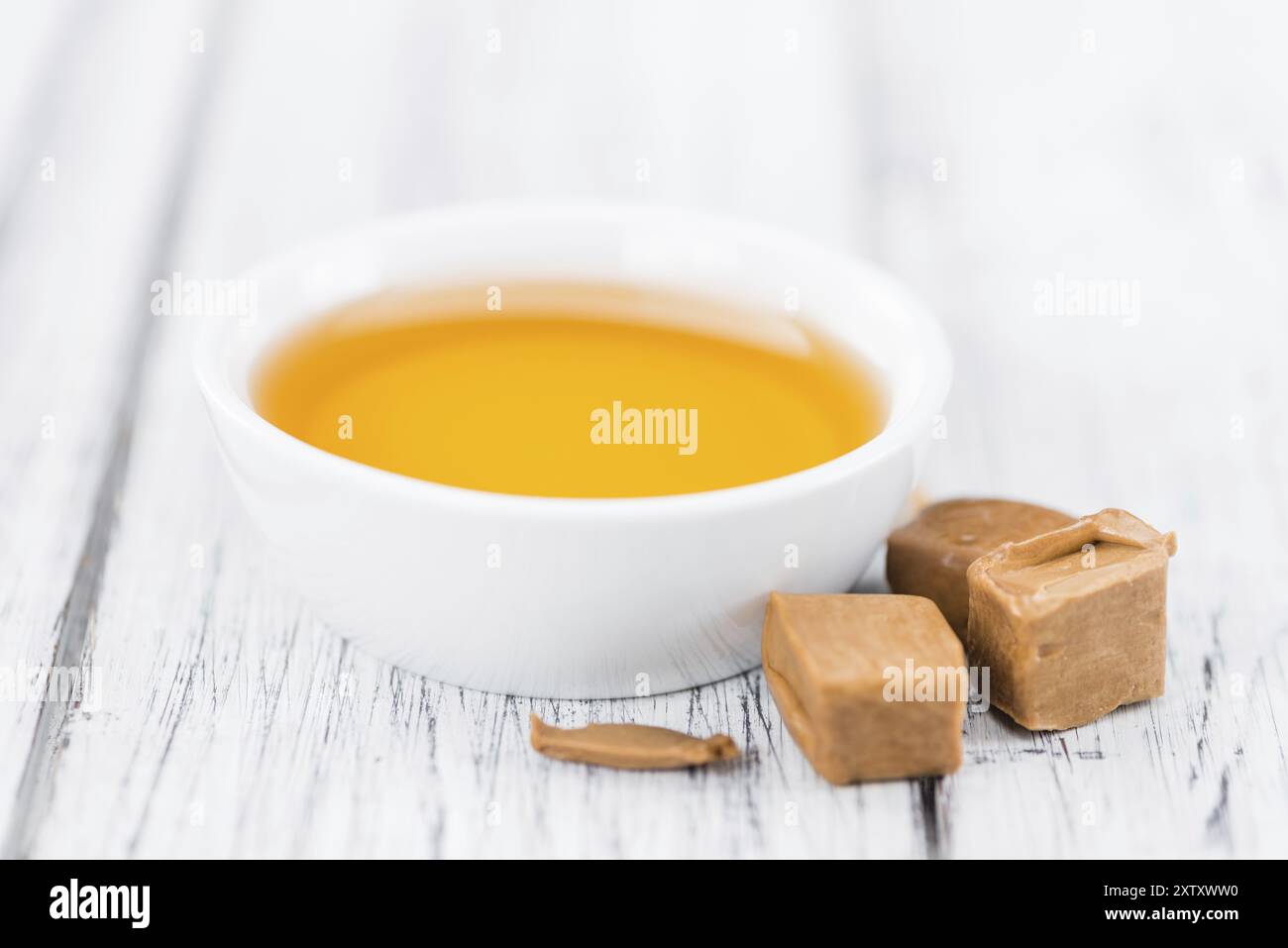 Caramello Sirup su un sfondo vintage come dettagliato di close-up shot (messa a fuoco selettiva) Foto Stock