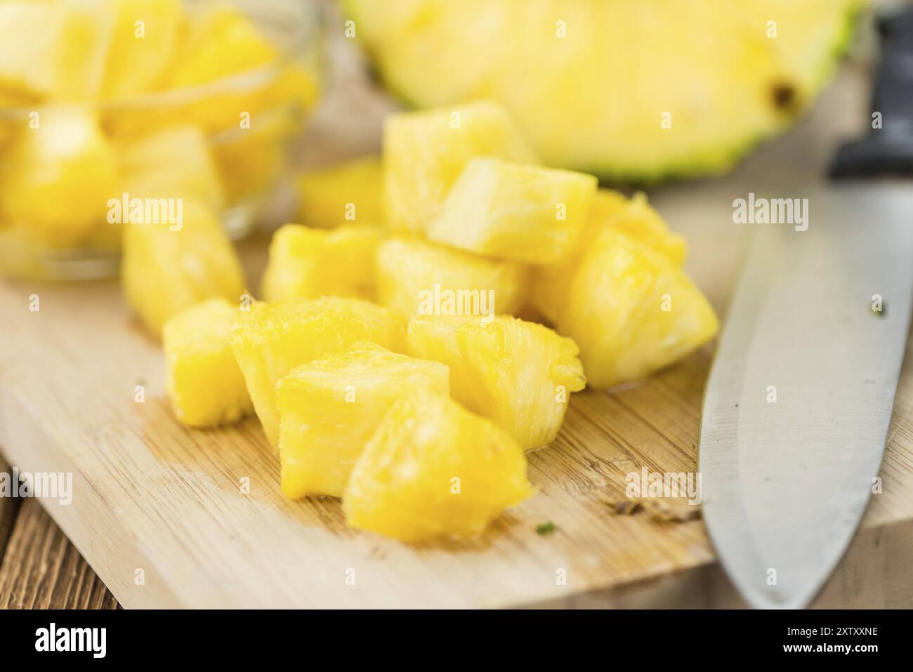 Alcuni fatti in casa (ananas a fette come dettagliato di close-up shot, il fuoco selettivo Foto Stock