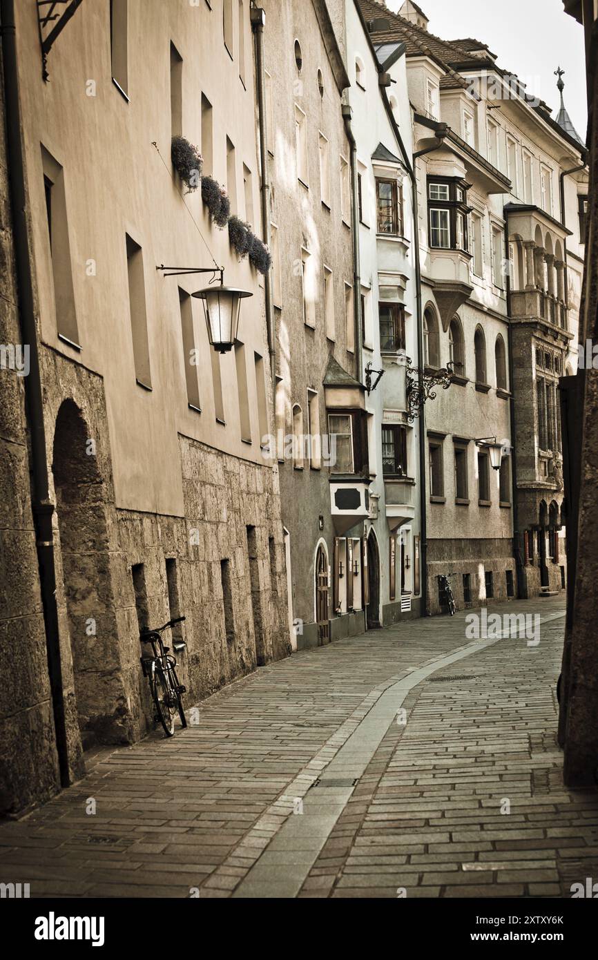 Foto in stile retrò della tipica strada europea della città vecchia. Innsbruck, Austria, Europa Foto Stock