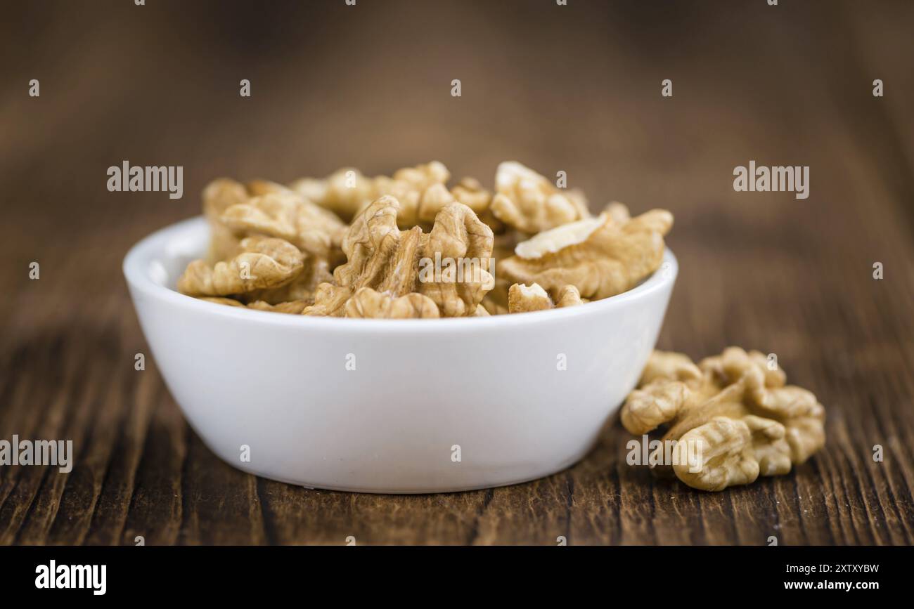 Porzione di chicchi di noce freschi (primo piano, messa a fuoco selettiva) Foto Stock