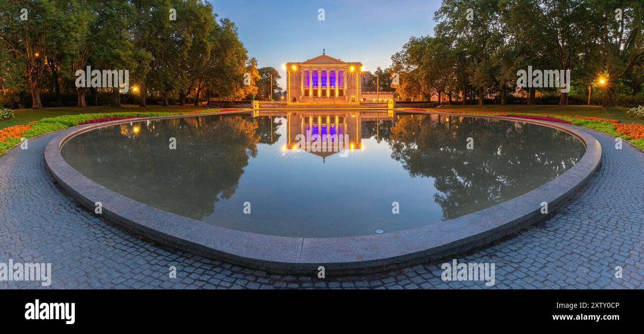 Vecchia fontana nel parco Adam Mickiewicz di fronte alla Grand Opera all'alba, Poznan, Polonia Foto Stock