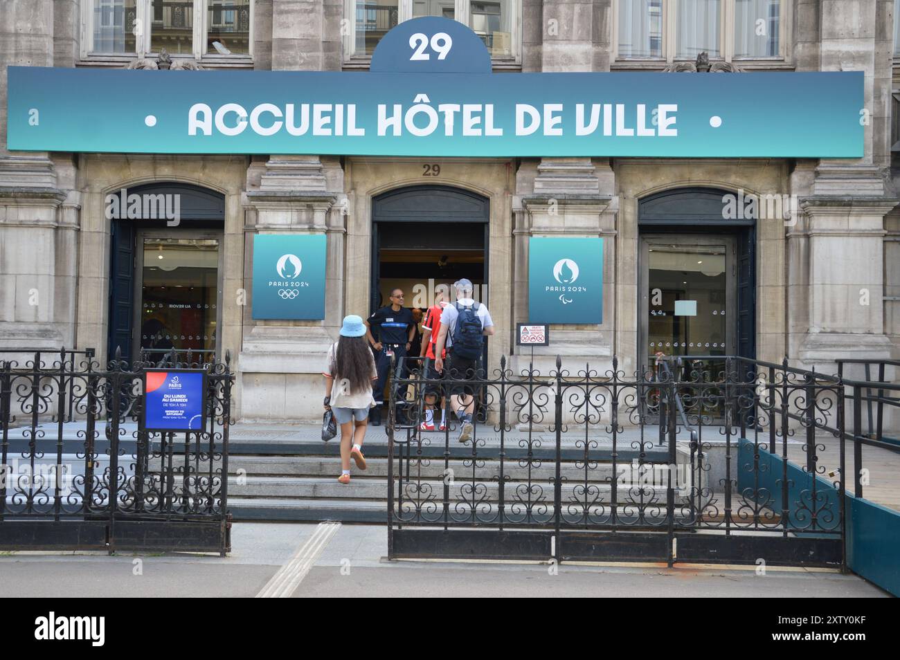 Parigi, Francia - 7 agosto 2024 - l'ingresso dell'accreditamento per i giornalisti presso l'Hotel de Ville de Paris, il Municipio di Parigi, durante i Giochi Olimpici di Parigi 2024. (Foto di Markku Rainer Peltonen) Foto Stock
