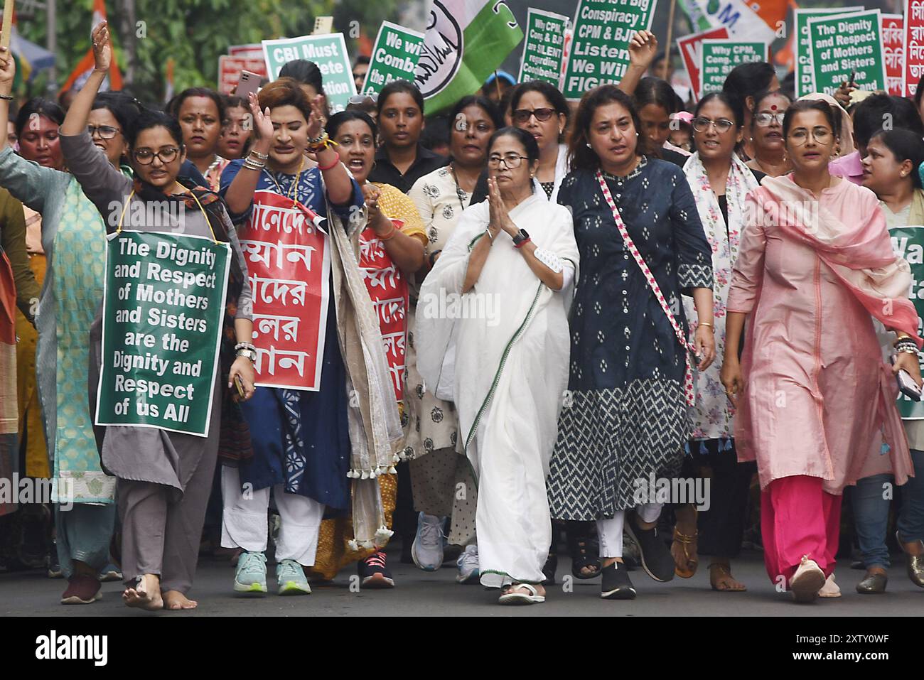 Kolkata, India. 16 agosto 2024. Il primo ministro del Bengala Occidentale Mamata Banerjee guida una dimostrazione per chiedere giustizia a una donna che è stata presumibilmente stuprata e uccisa in un ospedale statale il 9 agosto 2024. Attivisti del TMC, che ha accompagnato la signora Banerjee, hanno gridato slogan per la pena capitale per gli accusati. Il 16 agosto 2024 a Kolkata, India. (Foto di Dipa Chakraborty/ credito: Eyepix Group/Alamy Live News Foto Stock