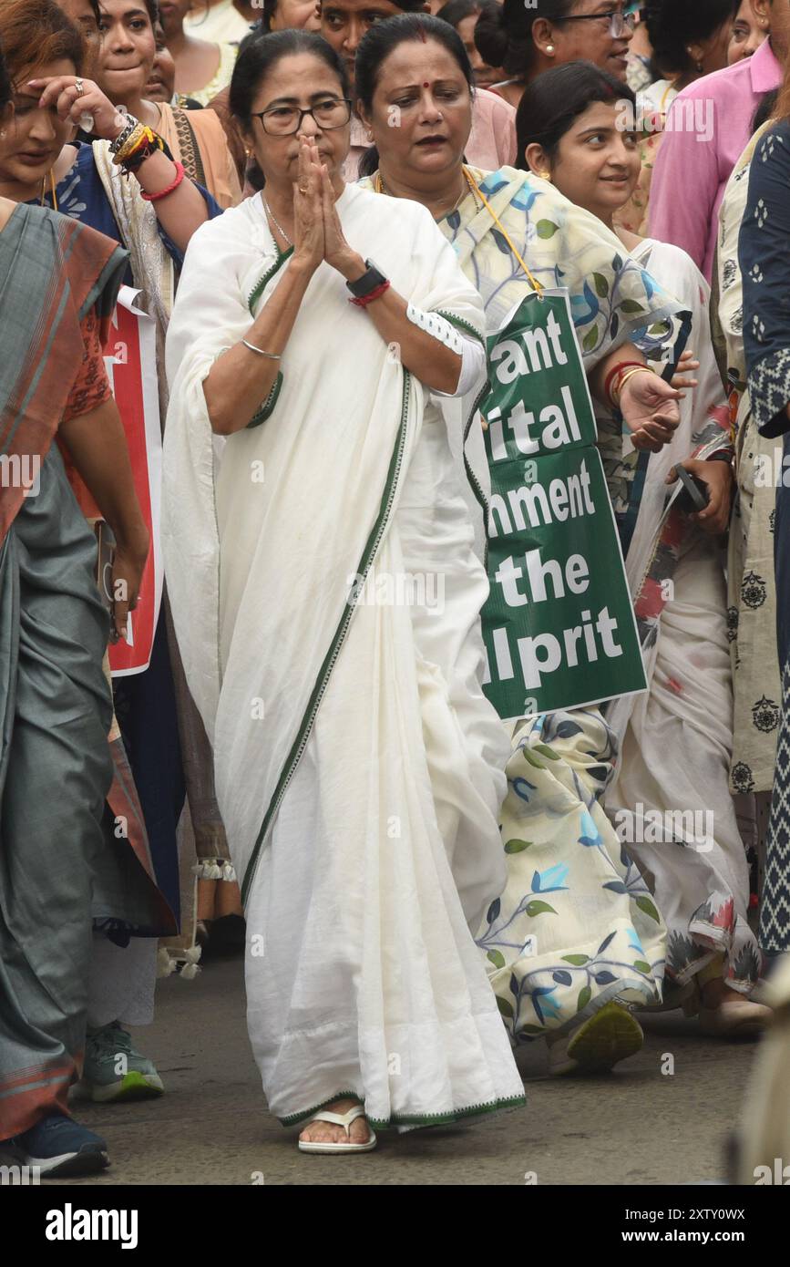 Kolkata, India. 16 agosto 2024. Il primo ministro del Bengala Occidentale Mamata Banerjee guida una dimostrazione per chiedere giustizia a una donna che è stata presumibilmente stuprata e uccisa in un ospedale statale il 9 agosto 2024. Attivisti del TMC, che ha accompagnato la signora Banerjee, hanno gridato slogan per la pena capitale per gli accusati. Il 16 agosto 2024 a Kolkata, India. (Foto di Dipa Chakraborty/ credito: Eyepix Group/Alamy Live News Foto Stock