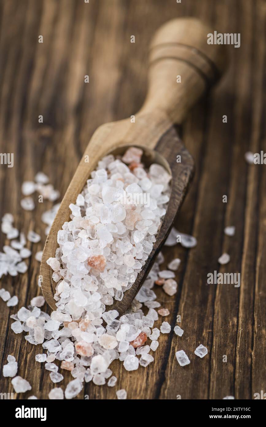 Sale Himalayano come dettagliato alta close-up shot su un vintage tavolo in legno (messa a fuoco selettiva) Foto Stock