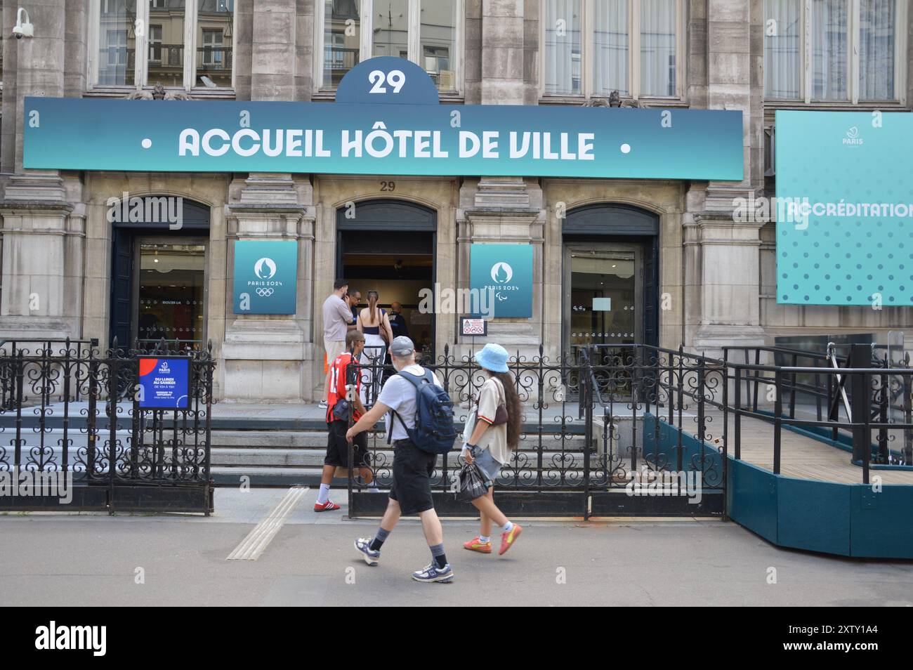 Parigi, Francia - 7 agosto 2024 - l'ingresso dell'accreditamento per i giornalisti presso l'Hotel de Ville de Paris, il Municipio di Parigi, durante i Giochi Olimpici di Parigi 2024. (Foto di Markku Rainer Peltonen) Foto Stock