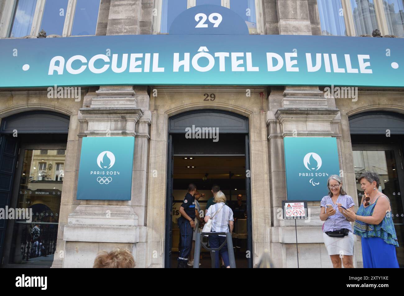Parigi, Francia - 7 agosto 2024 - l'ingresso dell'accreditamento per i giornalisti presso l'Hotel de Ville de Paris, il Municipio di Parigi, durante i Giochi Olimpici di Parigi 2024. (Foto di Markku Rainer Peltonen) Foto Stock
