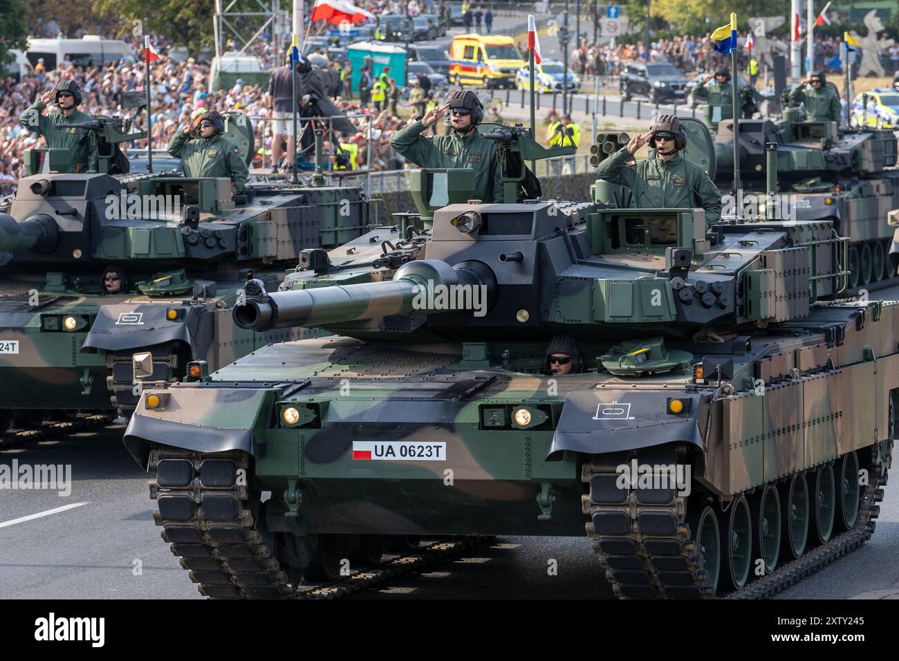 I militari polacchi presentano i carri armati K2 Black Panther a Wislostrada nel centro di Varsavia, la capitale della Polonia, durante una parata militare in occasione della giornata dell'esercito polacco. Le forze armate polacche, insieme alle truppe alleate di stanza nel paese, parteciparono a una parata di fronte al pubblico, ai media e radunarono dignitari. Prima della sfilata, il vice primo ministro e ministro della difesa nazionale della Polonia, Wladyslaw Kosiniak-Kamysz, il primo ministro della Polonia, Donald Tusk, e il presidente della Polonia, Andrzej Duda si rivolse al pubblico e ai media riuniti. La parata comprendeva soldati, divisioni meccanizzate, ta Foto Stock