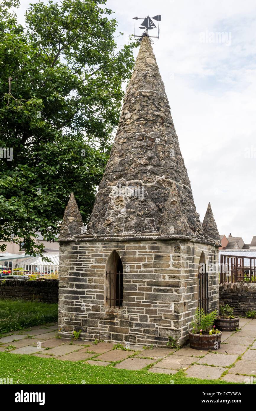 Summerhouse, conosciuta come Groatie Hoose, costruita da James Traill nel giardino di Kirkwall nel 1730. La guglia usa la zavorra della nave pirata naufragata di John Gow Foto Stock