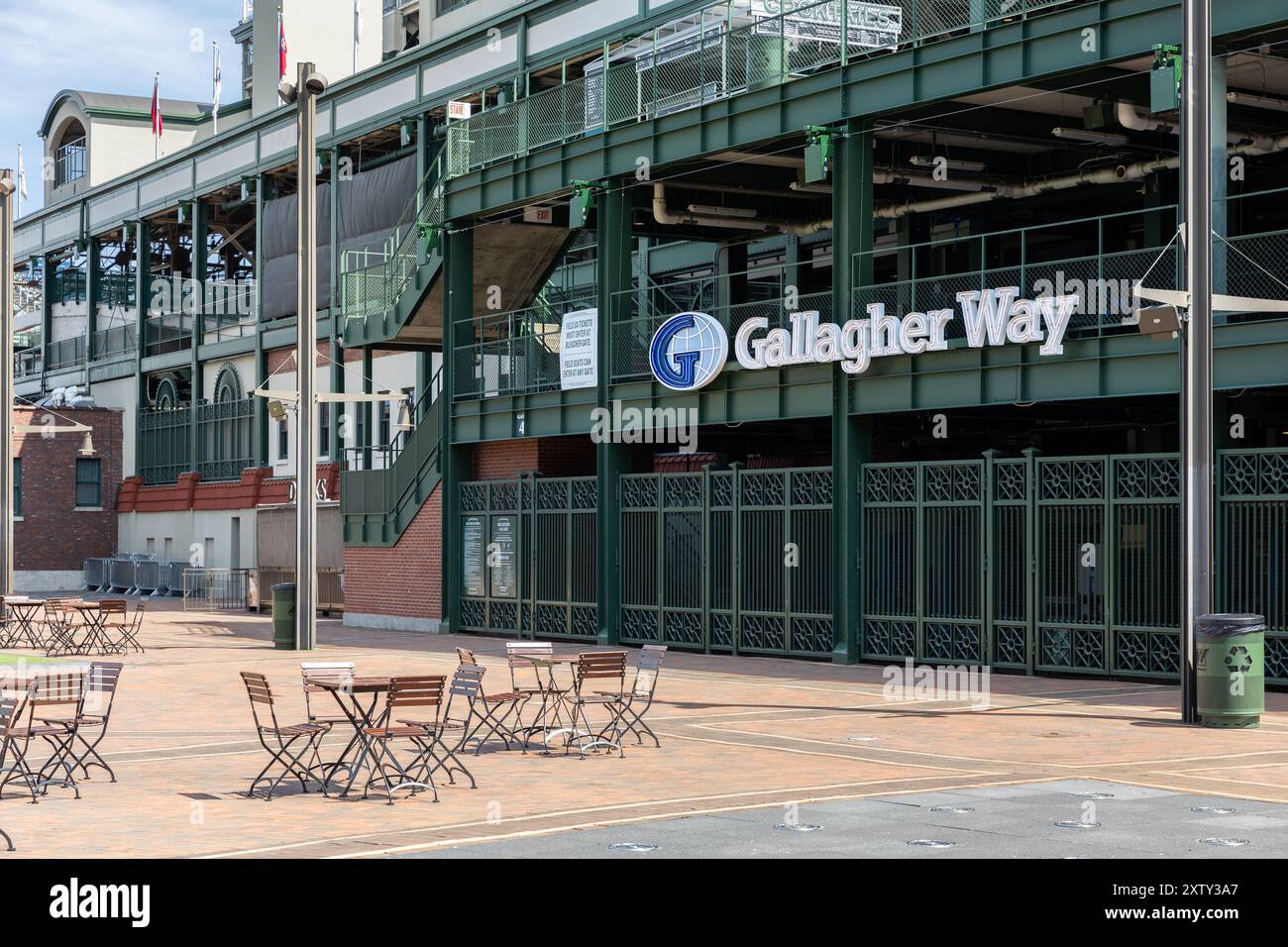 Gallagher Way si trova fuori dal Wrigley Field, con ristoranti e negozi a tema Chicago Cubs e una grande area per i fan. Foto Stock